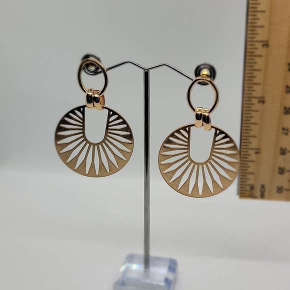 Gold colored earrings - Picture 2 of 3